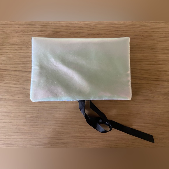 Gucci Beauty Iridescent White Pouch Makeup Cosmetic Fragrance Perfume Bag - Picture 2 of 5